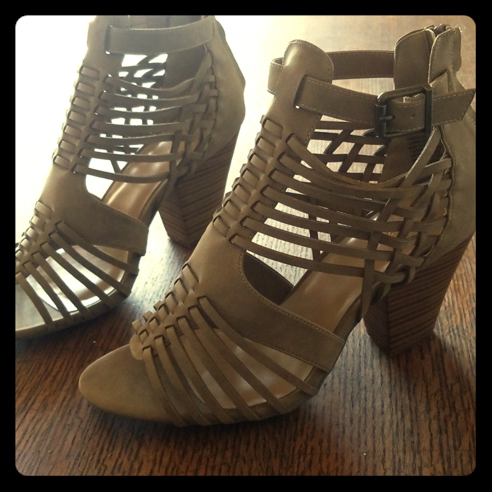 Never Worn Shoe Dazzel High Heals (9w)
